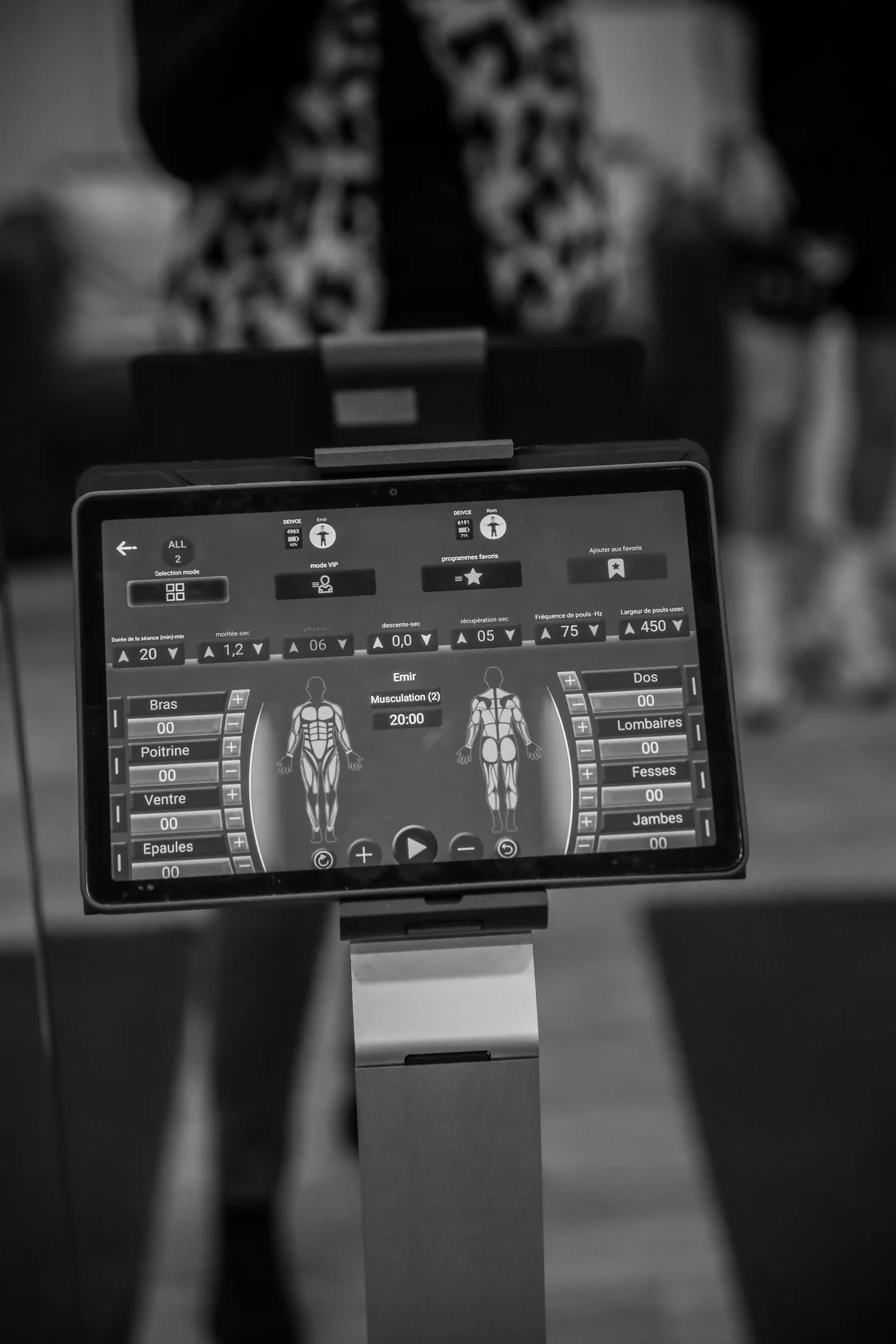 alt="Écran high tech d'électrostimulation"